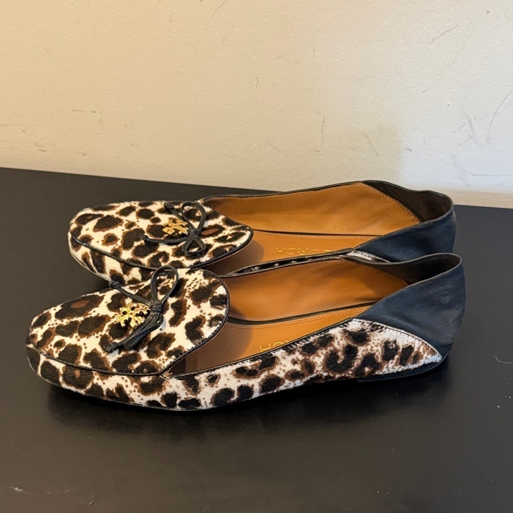 Tory Burch Leopard Print Flats with Black Trim and Flexible Leather Heel - Picture 4 of 11